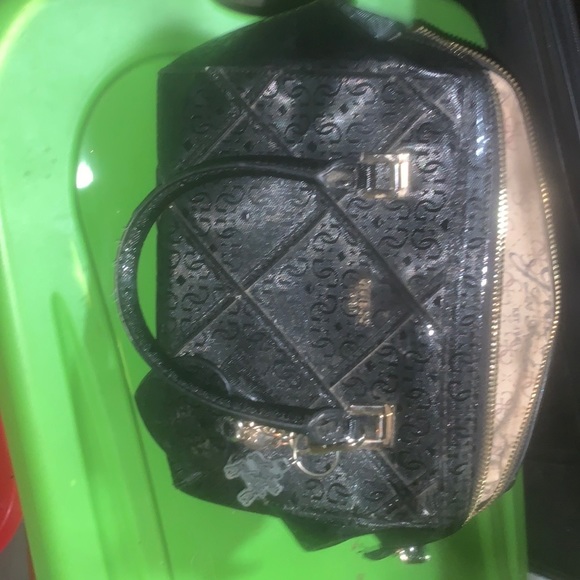 A black Guess purse - Picture 1 of 2